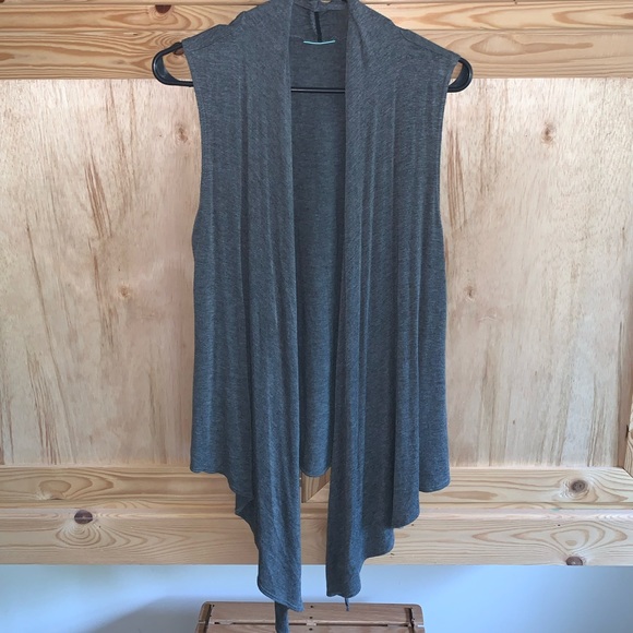 Free to live gray minimalist sleeveless bolero vest size M - Picture 1 of 4